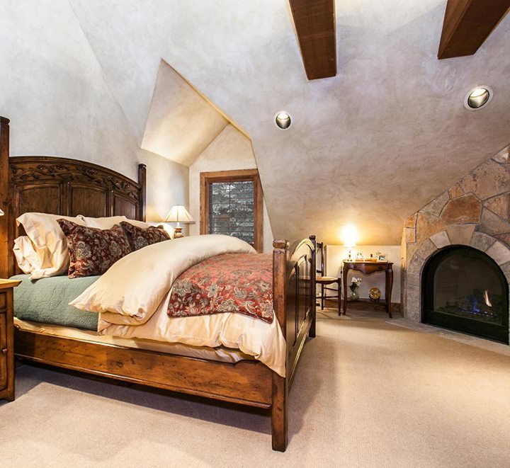 TripsInRentals's tweet image. With all the new snow here in #Colorado we love #rentalhomes that know how to heat you right up when coming in from the slopes. Like this stunning 5 bedroom home in #VailVillage! To view the details → tripsin.com/colorado/vail/… @TripsInColorado #Vail #TripsInColorado #TripsIn