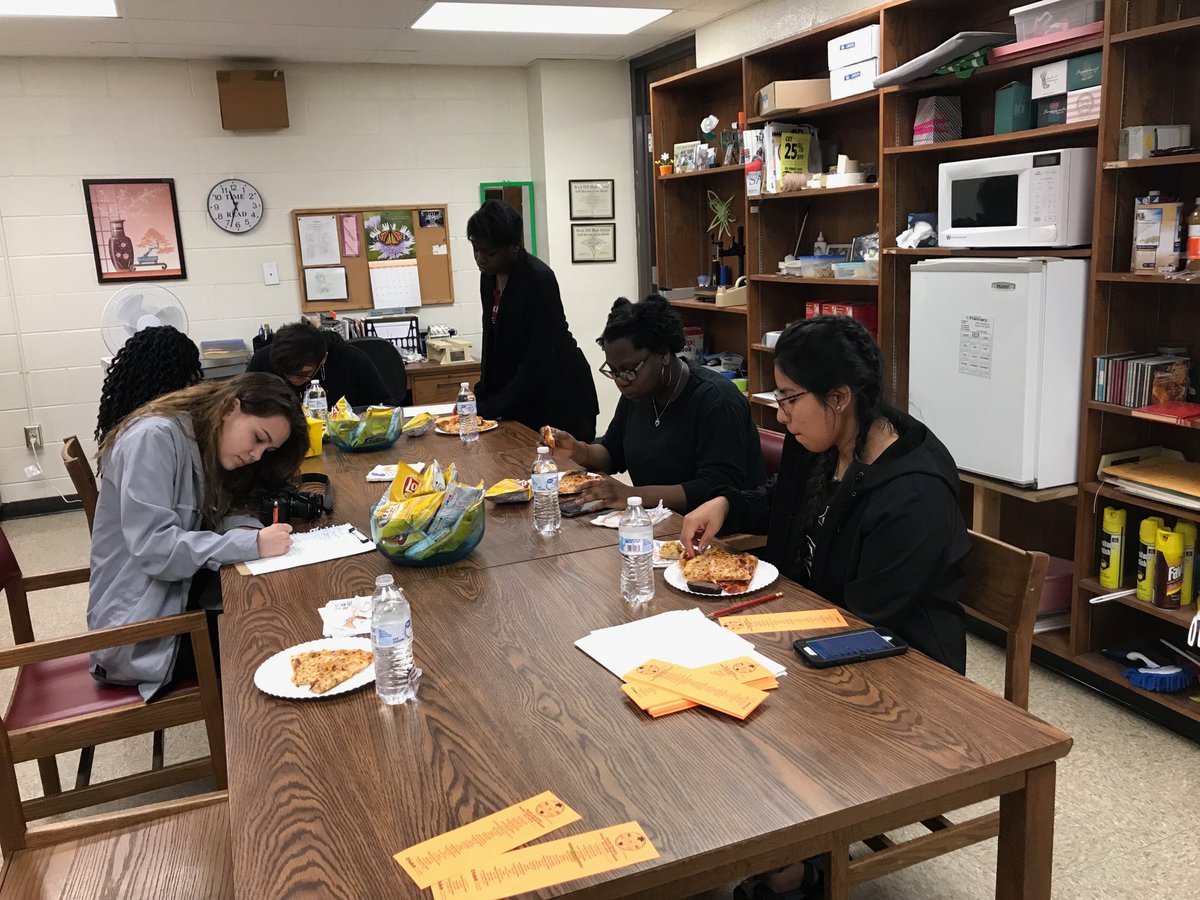 rhhsmedia's tweet photo. Students enjoyed pizza today at our YABA book voting celebration. https://t.co/Hmc8hnOzew