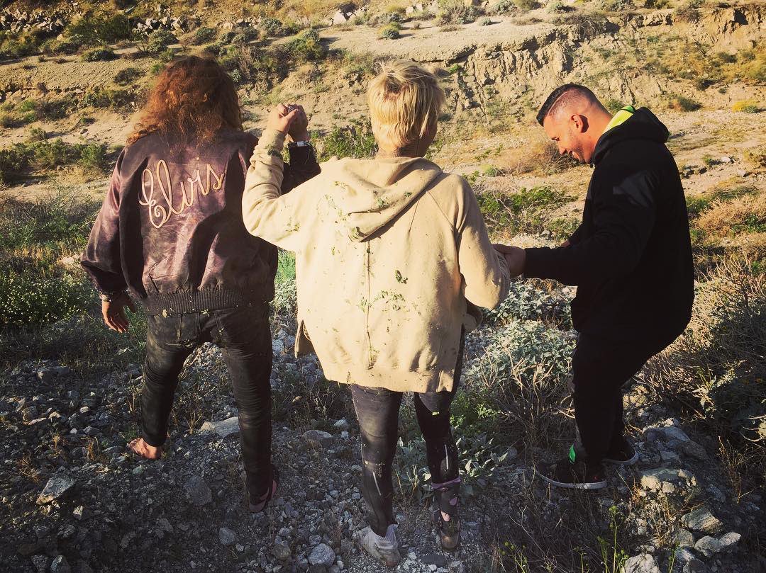bieberfbra's tweet photo. thisiswatt via Instagram: "Não há nenhuma montanha alta o suficiente babyyyy ...Feliz 24 irmão @justinbieber" https://t.co/W8ufjBq0bB