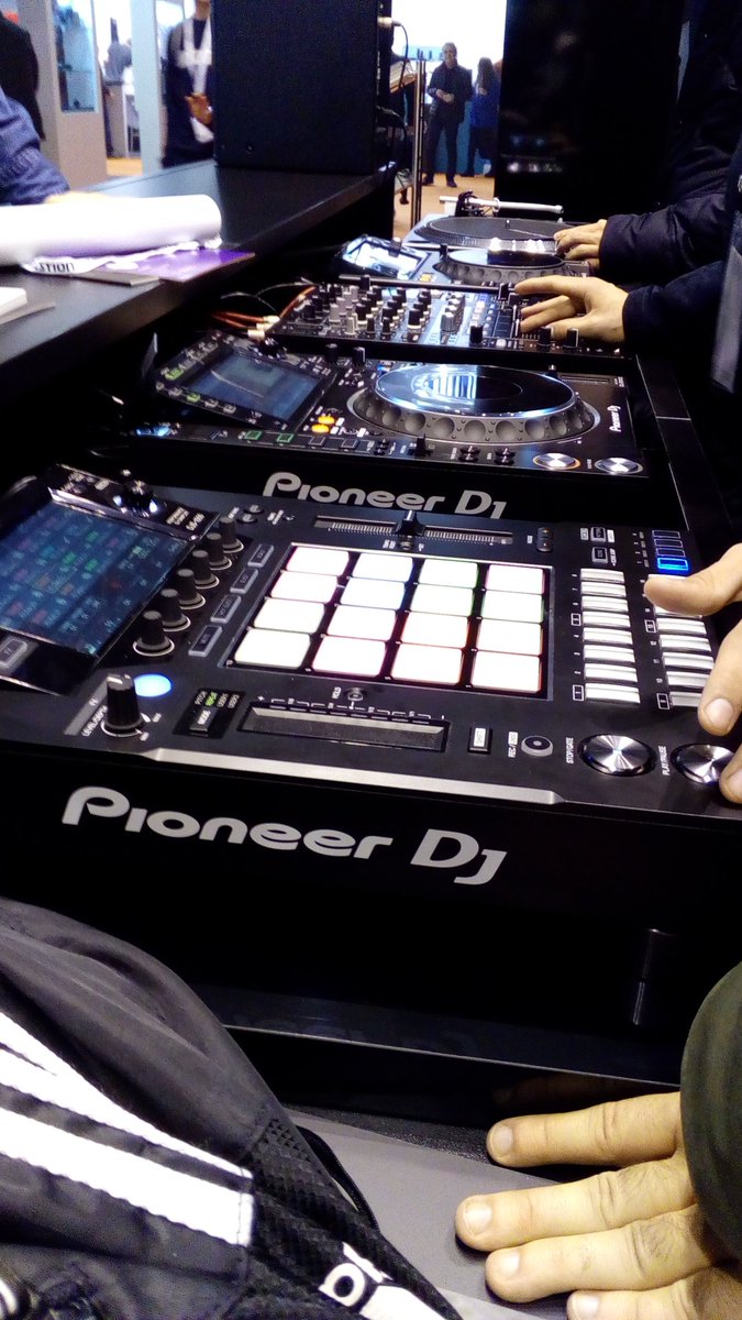 tommydoxdj's tweet photo. Good day at @afial_madrid testing new sound stuff &amp; meeting some amazing people like @AdversarioMusic 👌
 #afial2018 #afial #Sound #Illumination #SoundTechnician #DJ #PioneerDJ #Rekordbox #Rane #Serato #Traktor #NativeInstruments #CDJ #CDJ200NXS #Vinyl #Scratch #Music https://t.co/jEEOTglNm0