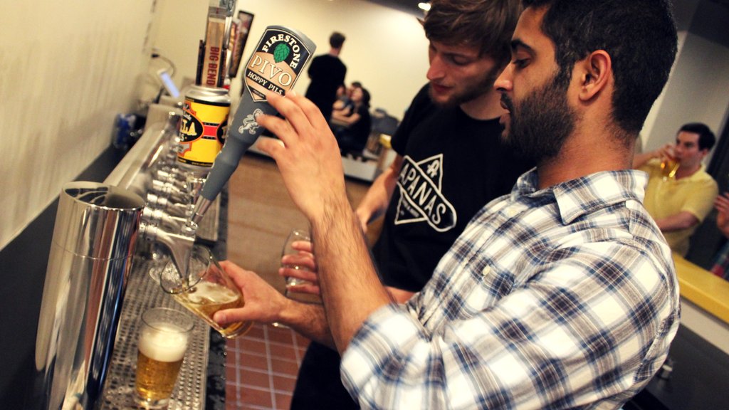 Apanas_Coffee's tweet photo. Slinging drinks all night! https://t.co/NSlOfx5Vhr