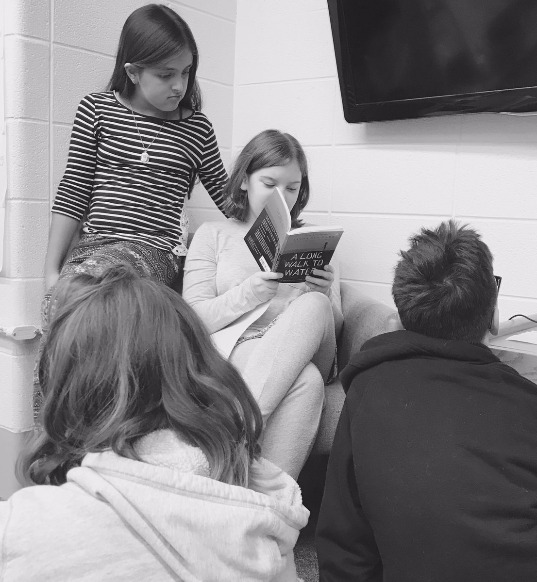 When students can't wait to see what happens next...they form their own read aloud group! Book love! @LindaSuePark <a href="/IndianPrairie47/">Indian Prairie D47</a>