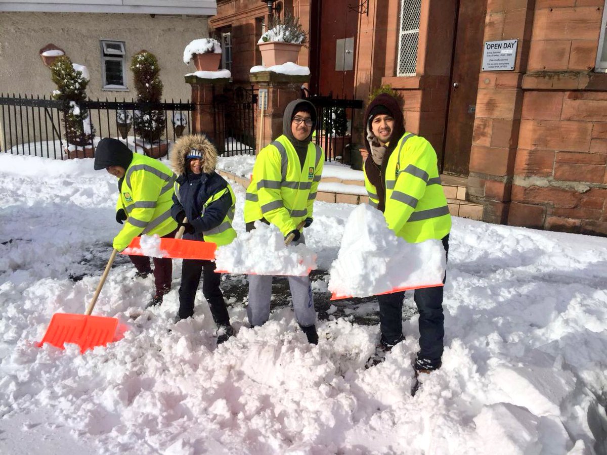 AMYA_Humanity's tweet photo. Young Muslims of @UKMuslimYouth accross the UK are battling the #Snow #BeastFromTheEast #StormEmma aiming to clear paths &amp; streets of local residencies to benefit the public! Serving Humanity is part of our faith. DM us if you know anyone that needs any help #Muslims4Humanity https://t.co/o22TWNawin