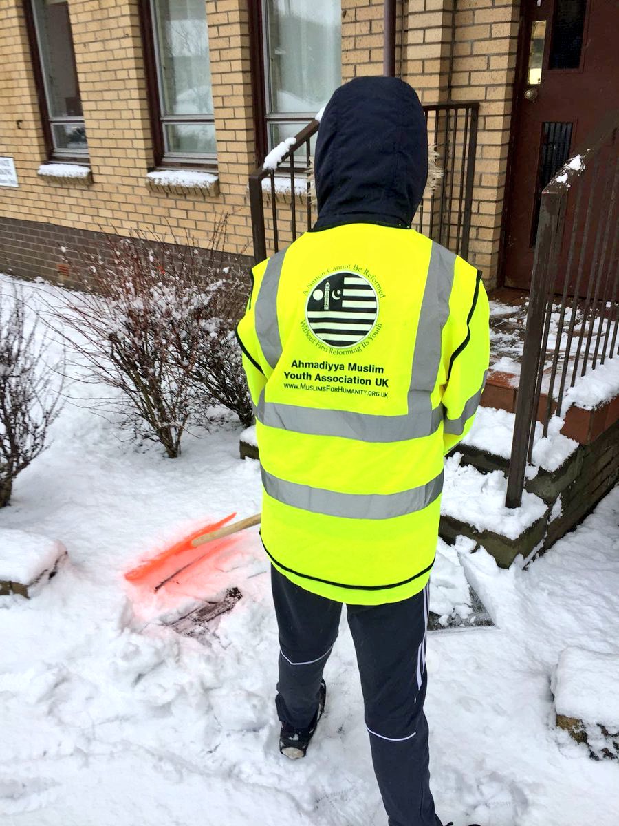 AMYA_Humanity's tweet photo. Young Muslims of @UKMuslimYouth accross the UK are battling the #Snow #BeastFromTheEast #StormEmma aiming to clear paths &amp; streets of local residencies to benefit the public! Serving Humanity is part of our faith. DM us if you know anyone that needs any help #Muslims4Humanity https://t.co/o22TWNawin