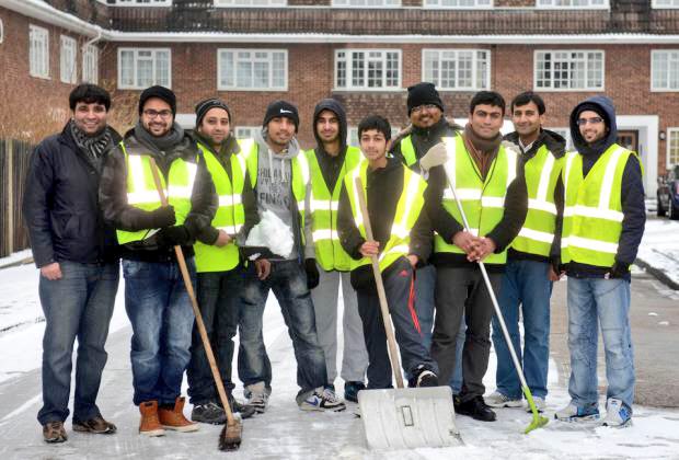 AMYA_Humanity's tweet photo. Young Muslims of @UKMuslimYouth accross the UK are battling the #Snow #BeastFromTheEast #StormEmma aiming to clear paths &amp; streets of local residencies to benefit the public! Serving Humanity is part of our faith. DM us if you know anyone that needs any help #Muslims4Humanity https://t.co/o22TWNawin