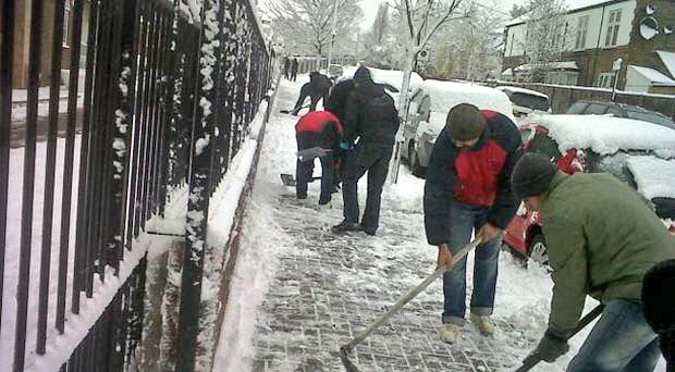 AMYA_Humanity's tweet photo. Young Muslims of @UKMuslimYouth accross the UK are battling the #Snow #BeastFromTheEast #StormEmma aiming to clear paths &amp; streets of local residencies to benefit the public! Serving Humanity is part of our faith. DM us if you know anyone that needs any help #Muslims4Humanity https://t.co/o22TWNawin