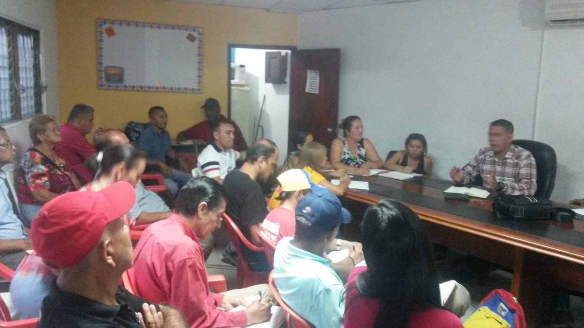 ROBERTOLOBOT's tweet photo. Comenzó reunión con el el equipo político y UBCH de Nuestro Municipio Bolivariano de Torbes 
@NicolasMaduro Presidente
@ROBERTOLOBOT Alcalde
#juntossomoslaesperanza 
#Generaciondeorodetorbes
@PartidoPSUV @YvkeTachira @FreddyBernal @irisvarela @correoorinoco @diomar_rueda4 https://t.co/H6yG434tXo