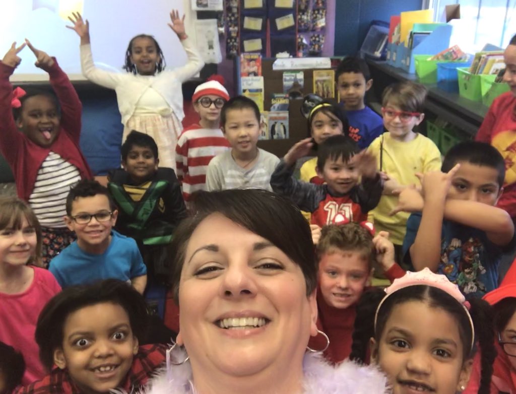 cbarilka's tweet image. Read to @Gil_Rodrigues13  class for #RAA18.  #classselfie @LindeneauSchool