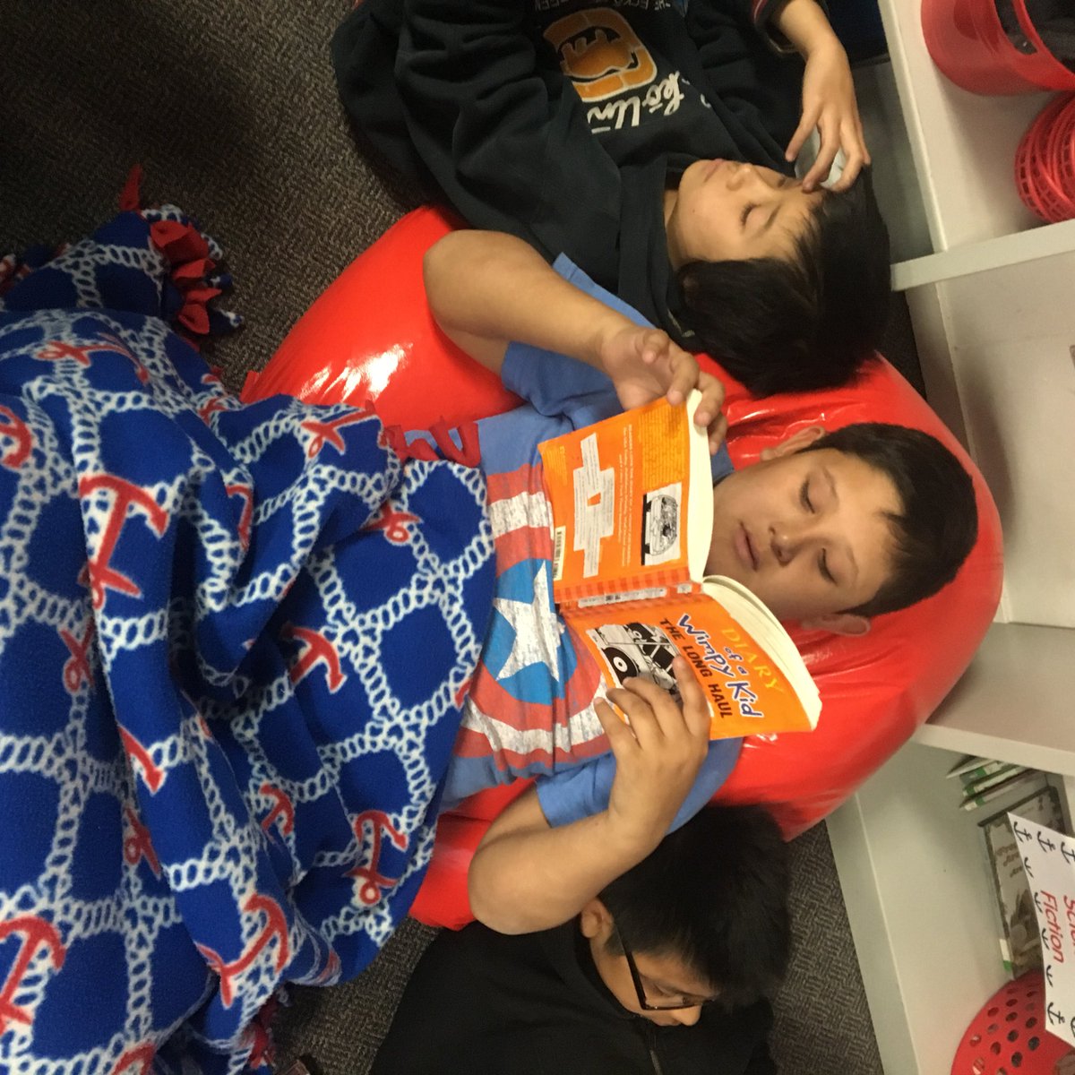 ms_paese's tweet photo. Stop..drop...and READ. #readingdrills #ReadAcrossAmerica2018 #woodbridgewoodchucks #RCSDchampions https://t.co/cwZq3B5u5g