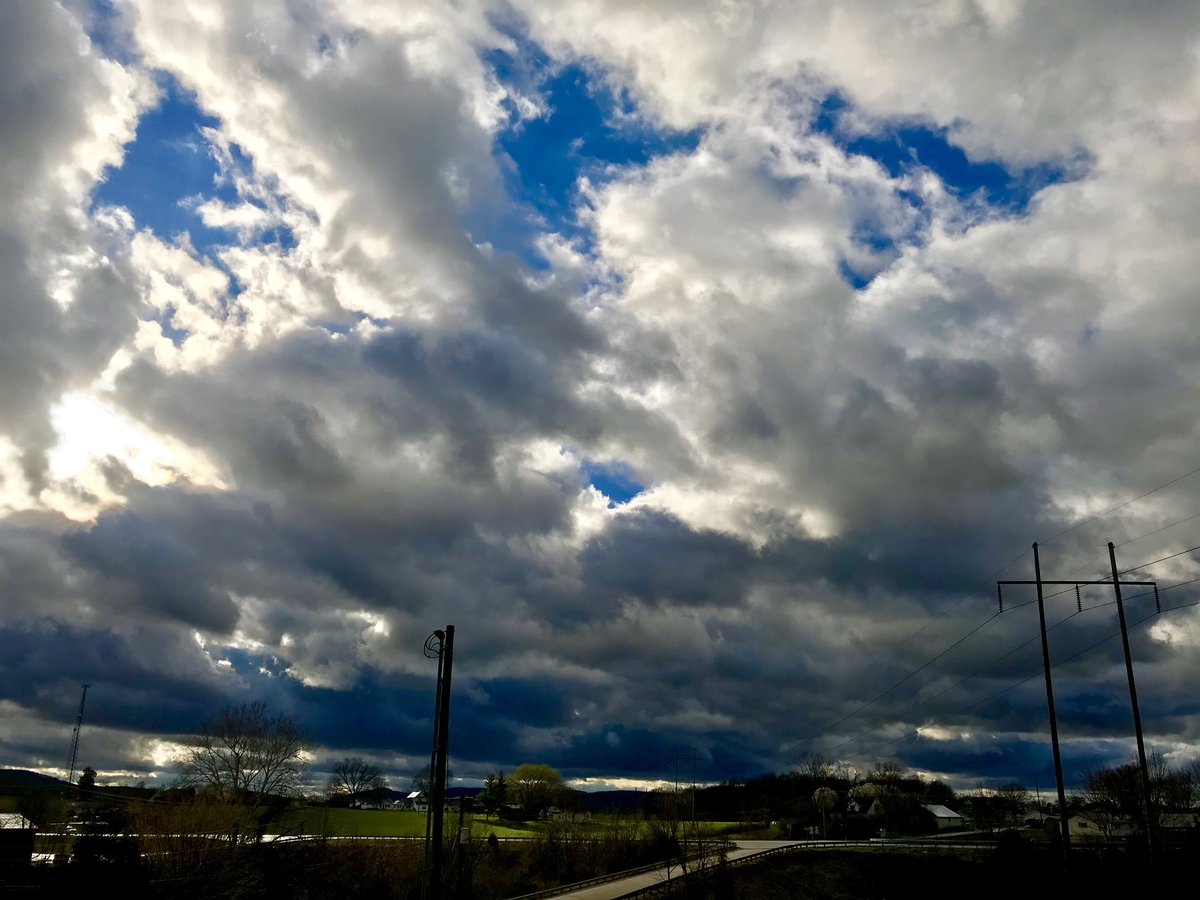 Camo_Spider's tweet photo. Storm clouds moving through #AlphaKY @Kentuckyweather @nwsjacksonky #kywx https://t.co/HbVEHFExHx