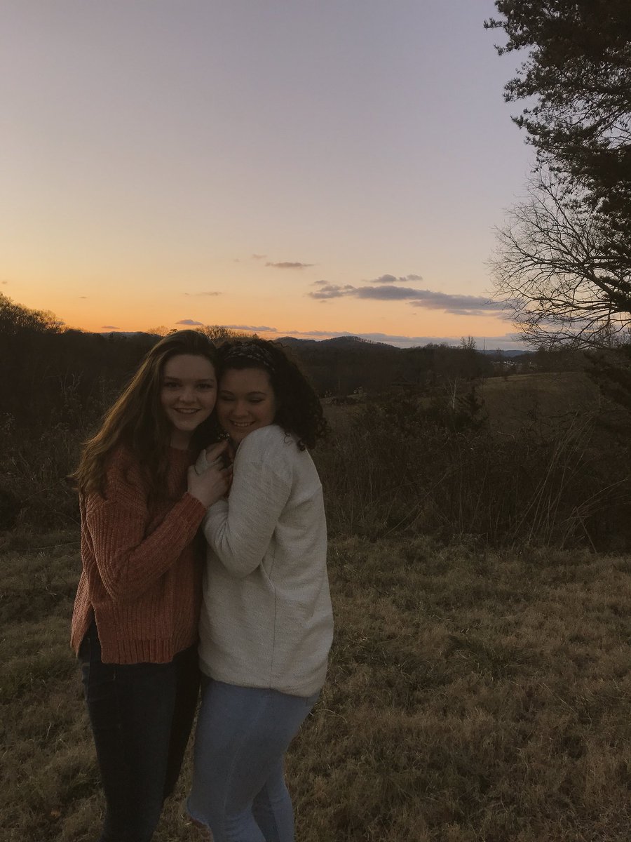 EmilySuzanne01's tweet photo. emma!!! HAPPY BIRTHDAY!! Here’s some pics bc we always look so good together haha.  love ya❣️❣️ https://t.co/ldMZNSRWP4