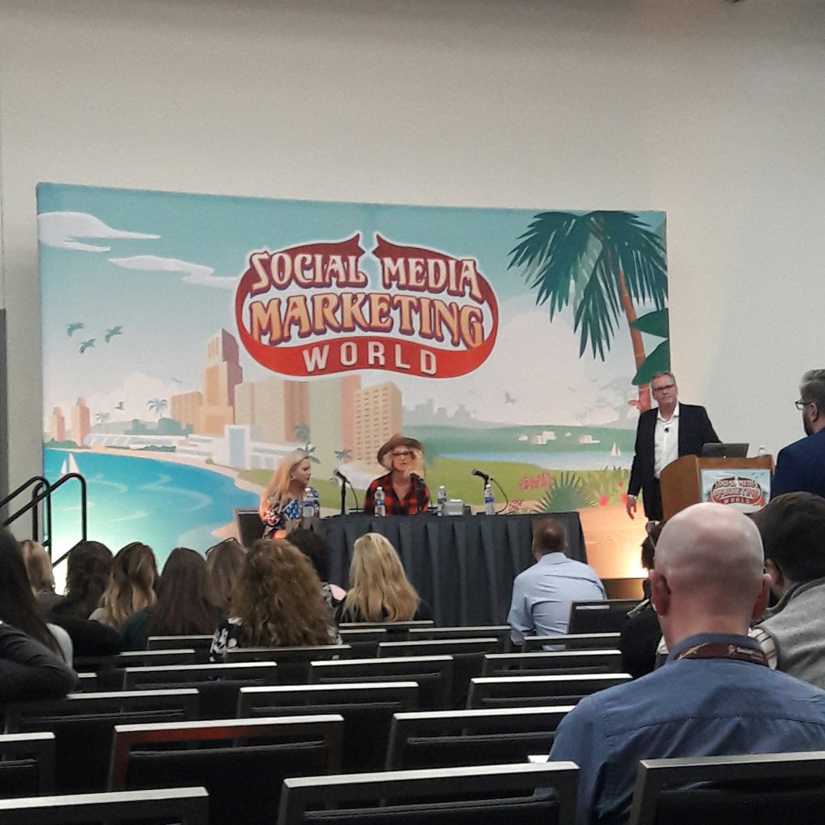 bnpoolpro's tweet image. There have been so many amazing sessions at #SMMW18. Themes include #storytelling #TalkTriggers and #reputationmanagement @jaybaer @ginidietrich creative ideas are flowing! 👍