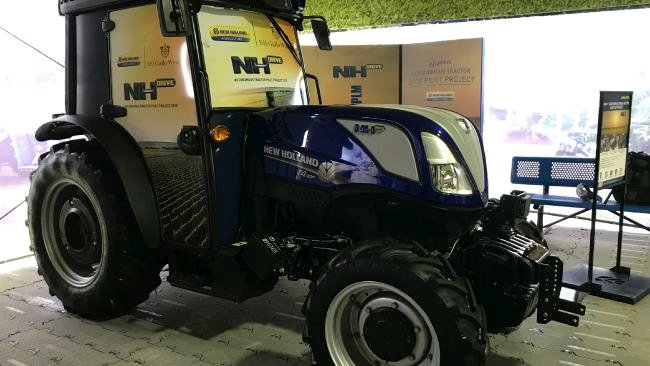 AutonomousAlgo's tweet image. E&J Gallo Vineyard works their wine grapes with New Holland autonomous tractor buff.ly/2HVJhsL