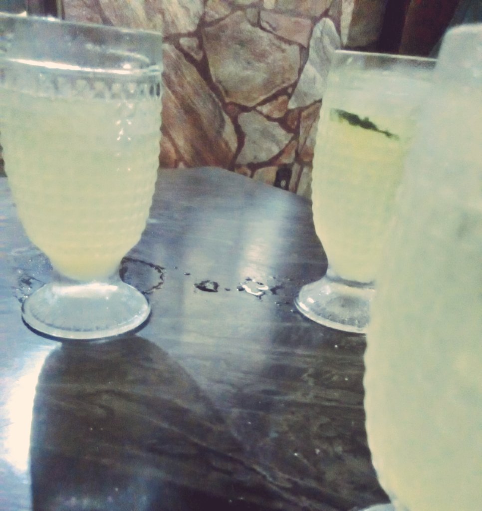 jkaedro's tweet photo. Álcool nosso de cada dia #amigos #caipirinha #cachaca #batepapo #prosaboa #Risos https://t.co/zL4jTHYNzn