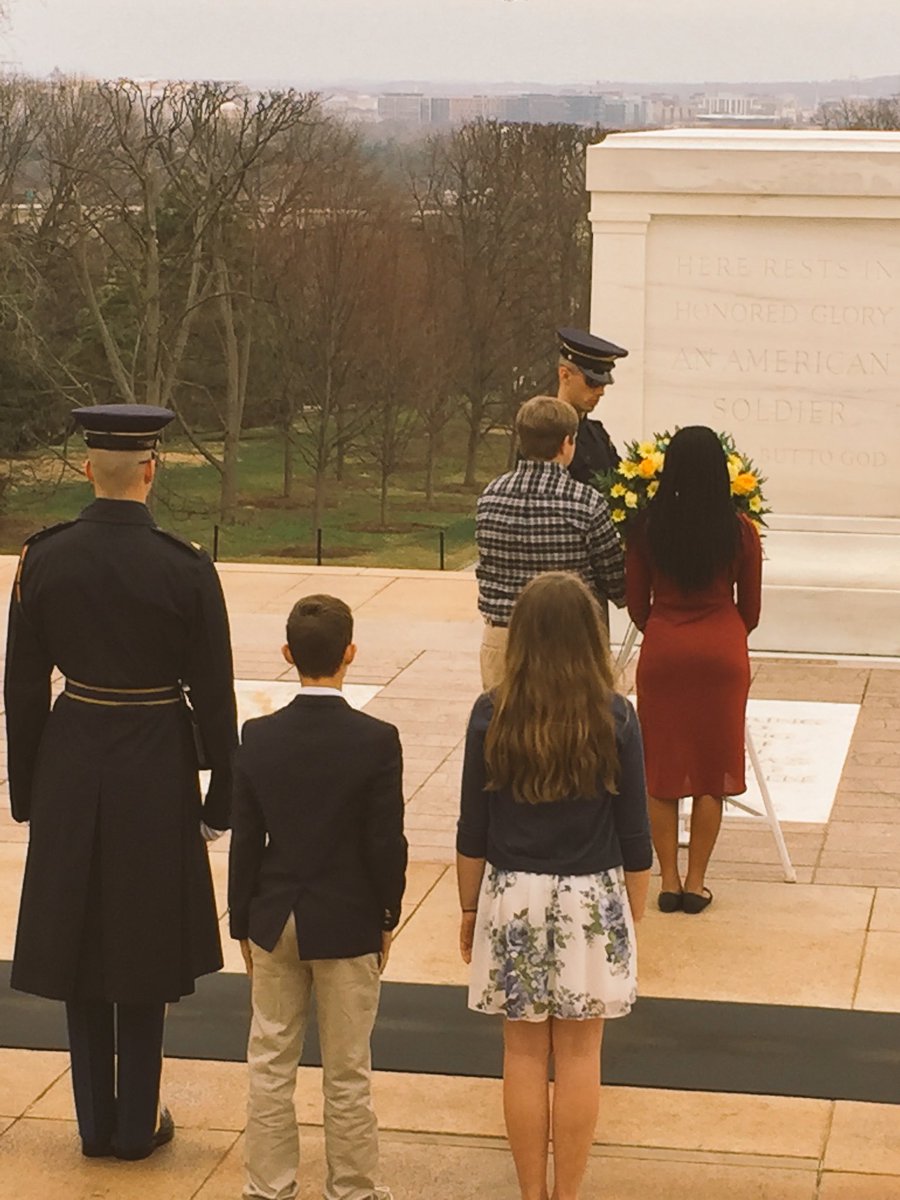 mgmgators's tweet image. What an incredible honor for our students to be able to lay a wreath at the Tomb of the Unknown Soldier today at Arlington National Cemetery! Thanks to all the parents and teacher chaperones that are supporting our students! #learningisactive #wearecrew @GLittle_Lex1