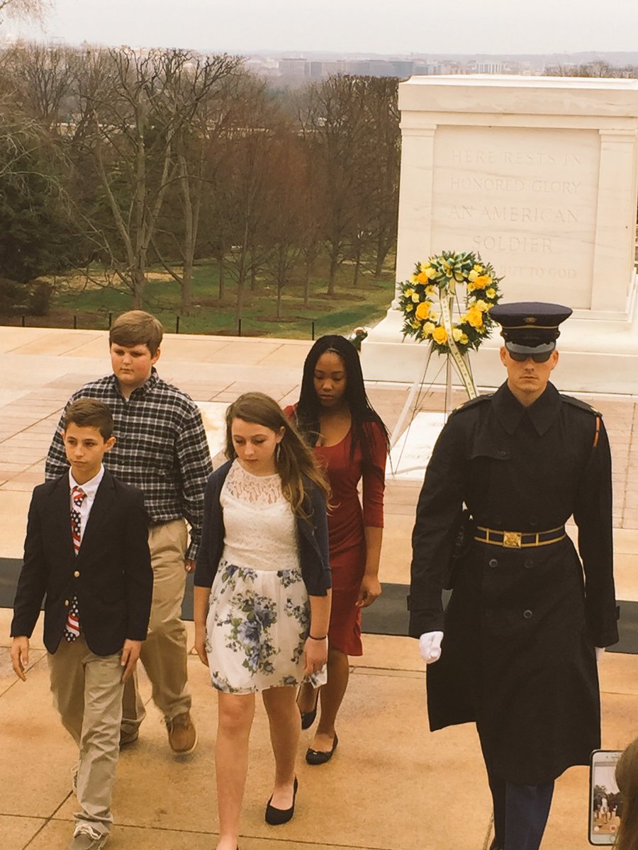 mgmgators's tweet image. What an incredible honor for our students to be able to lay a wreath at the Tomb of the Unknown Soldier today at Arlington National Cemetery! Thanks to all the parents and teacher chaperones that are supporting our students! #learningisactive #wearecrew @GLittle_Lex1