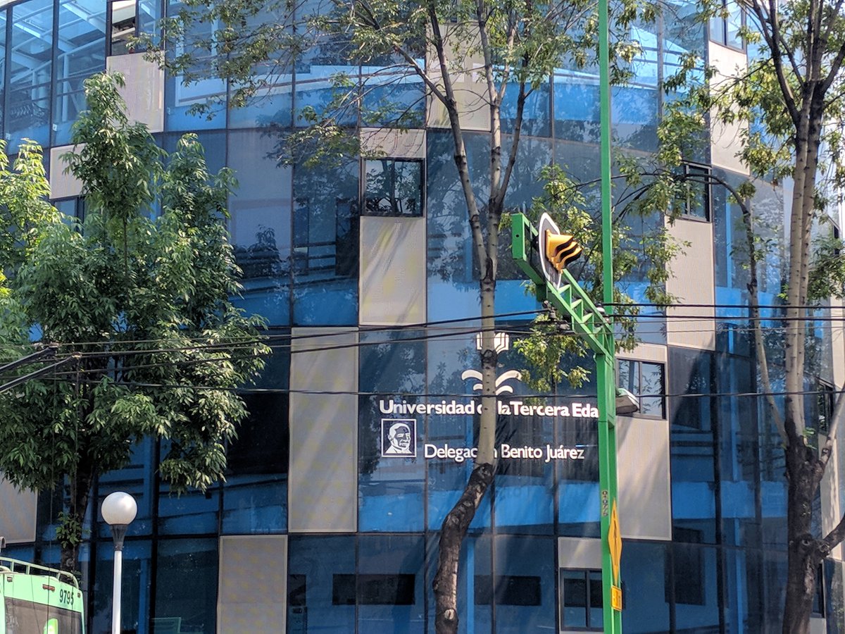 maacias's tweet photo. Visitamos la Universidad de la Tercera Edad (DIF16160400817399). Nos pidieron un permiso para sacar fotos. No había obras, aunque tuvo contrato por monto total 1.3 mdp de dic.16 - abril.17. No ejerció recursos. @TPresupuestaria @opencontracting #DatosEnLaCalle #RallyMX #CIEPmx https://t.co/MAApBKdEhV