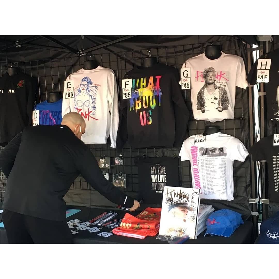 PinkEuropeans's tweet photo. **spoiler alert**

(Please credit the repost)
#Repost @JunkyJeff
Tour merch ! 😍 https://t.co/mG2d2j2Jl8