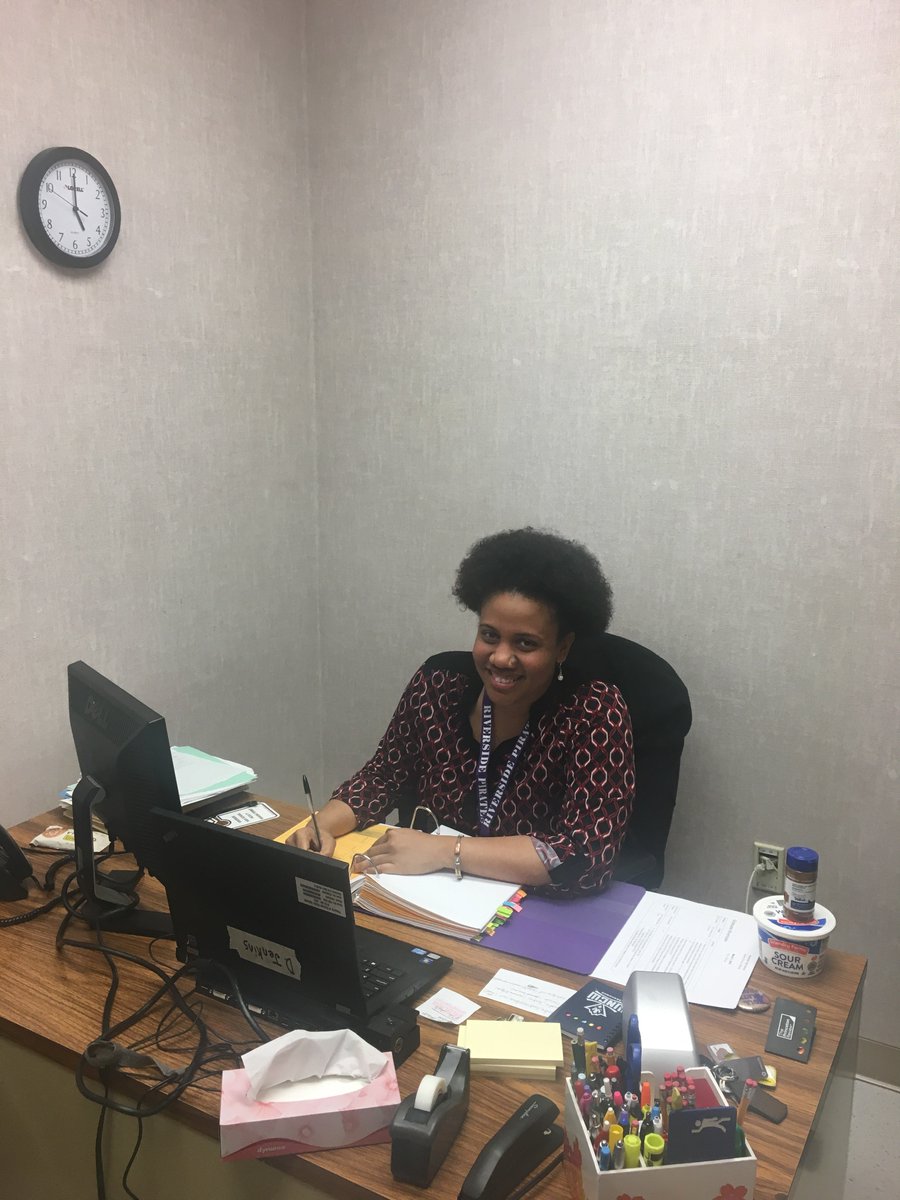 deelightfull_'s tweet photo. Welp, I started my big girl job today....💼🖊#LookMamaImASchoolCounselor #LifeJustGotReal https://t.co/mHzKjdQac9