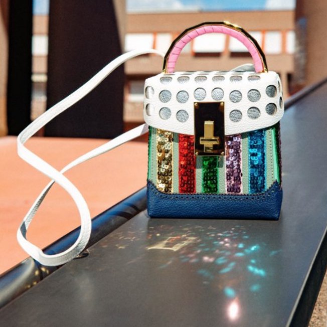 slocation's tweet photo. @thevolon has roots in furniture and interior design, which is reflected in the striking colours and architectural shapes of the bags. Street style fans include @AIMEESONG , @oliviapalermo &amp; @miraduma ✨🌈 #thevolon #botd #handbag #accessoies https://t.co/1WqPeAlas0