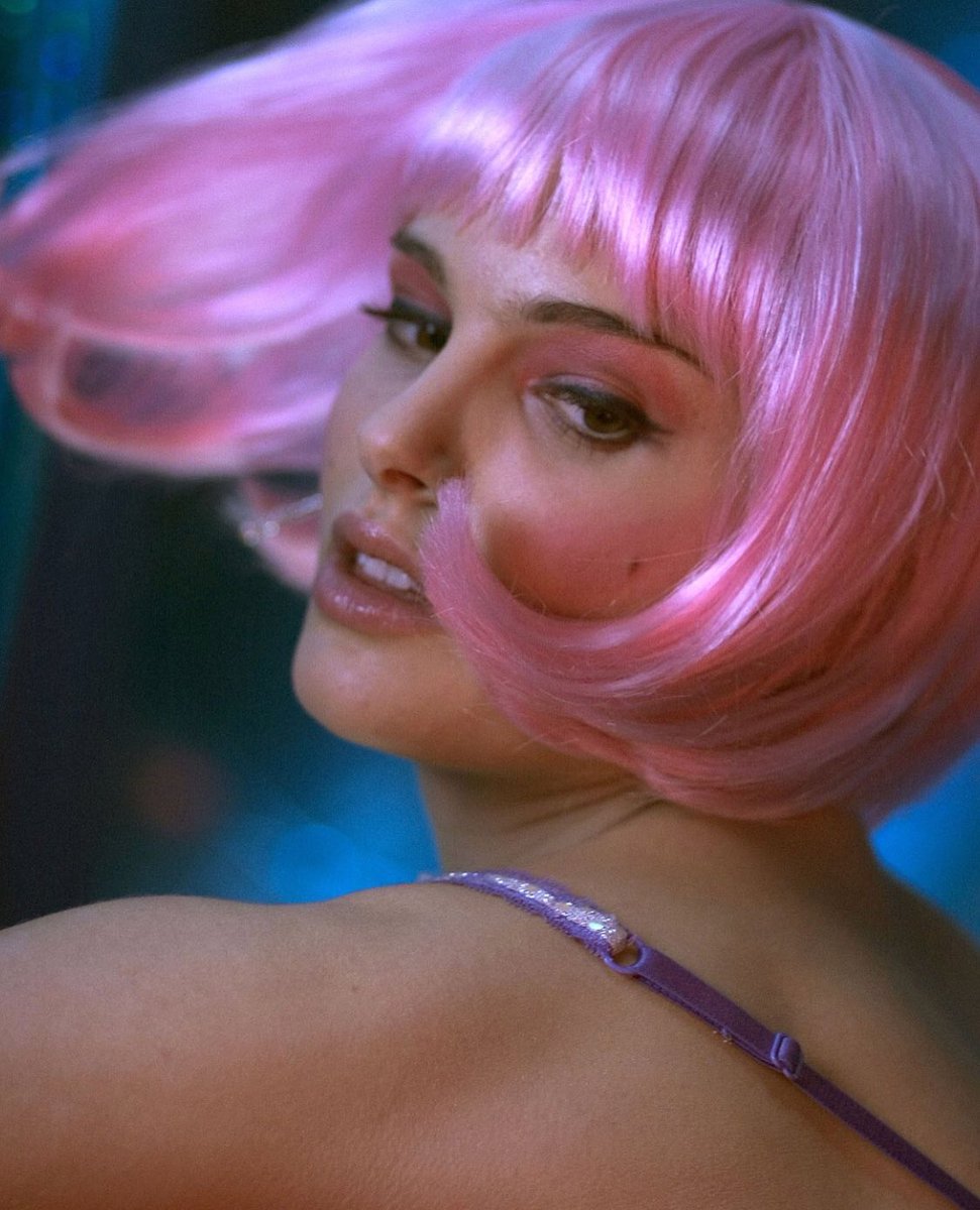 SexualGoalss's tweet photo. Natalie Portman in “Closer” (2004)! https://t.co/yNIfVzdvQa