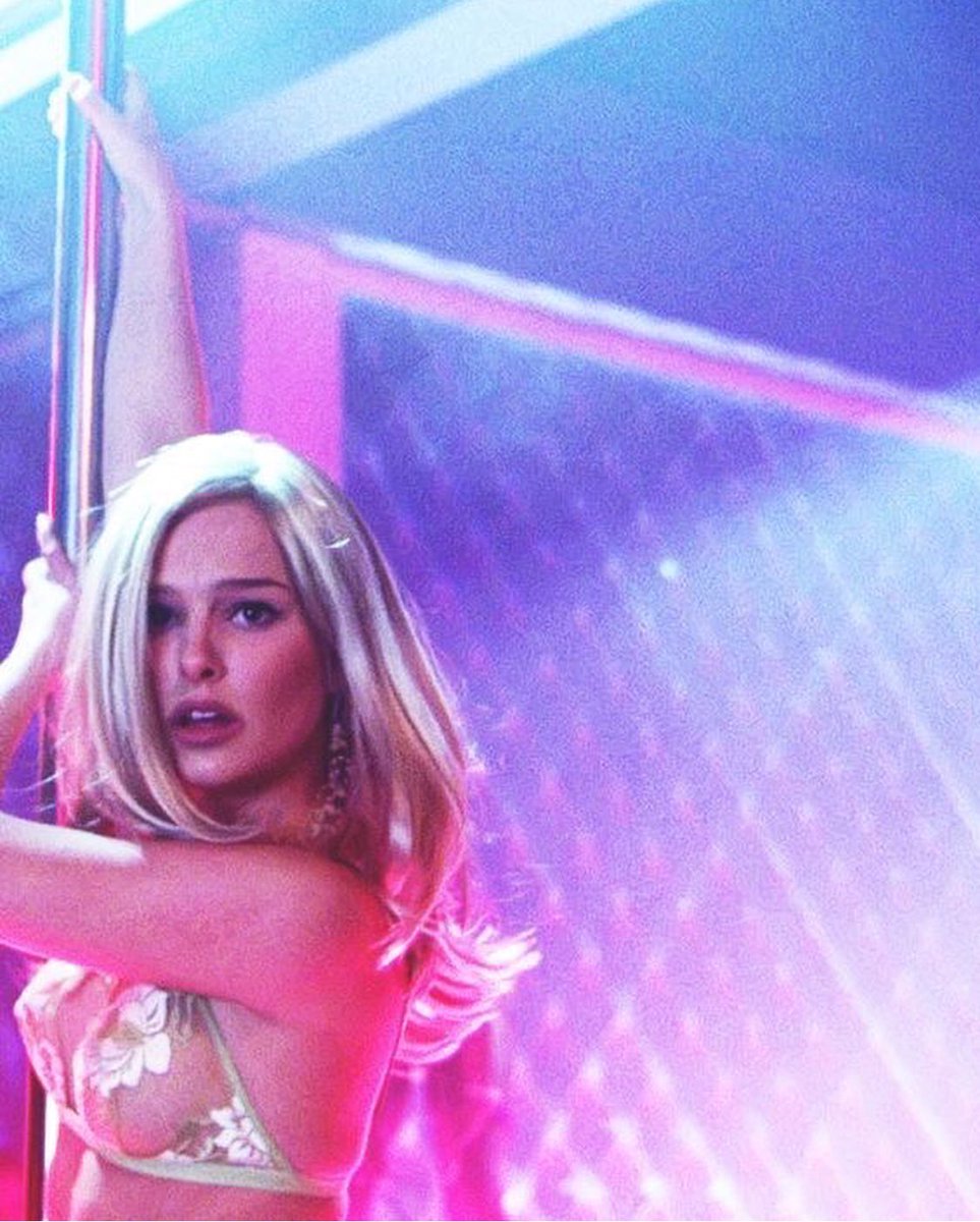 SexualGoalss's tweet photo. Natalie Portman in “Closer” (2004)! https://t.co/yNIfVzdvQa