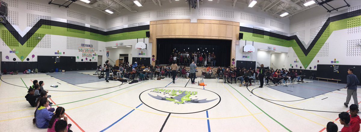 MrSimmons1's tweet photo. 30 guitars.
35 singers.
6 drummers.
5 piano players.
60 horn players.

WHAT A DAY.

@NottinghamPS meets @daVinciPS
#NottinghamMeetsdaVinci https://t.co/hPoyEKdhWC