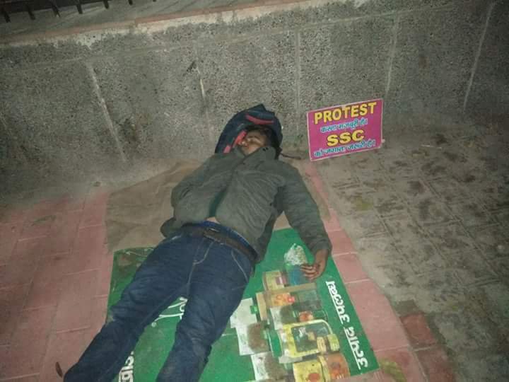 Youth4Swaraj's tweet photo. साथियों आपका एक-एक दिन ऐसे सड़क पर सोने से इस देश कि बदहाल राजनीति को झटका लग रहा है। इसका प्रभाव जरूर पड़ेगा और अब ऐसा प्रतीत हो रहा है कि सरकार दवाब में है। सुना है @narendramodi मोदीजी दिल्ली में हैं? #SSCExamScam #sscscam #Naukri_Ke_Dalal @SscProtest https://t.co/UkvS4tOCrg