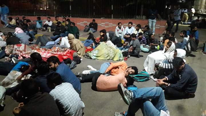 Youth4Swaraj's tweet photo. साथियों आपका एक-एक दिन ऐसे सड़क पर सोने से इस देश कि बदहाल राजनीति को झटका लग रहा है। इसका प्रभाव जरूर पड़ेगा और अब ऐसा प्रतीत हो रहा है कि सरकार दवाब में है। सुना है @narendramodi मोदीजी दिल्ली में हैं? #SSCExamScam #sscscam #Naukri_Ke_Dalal @SscProtest https://t.co/UkvS4tOCrg