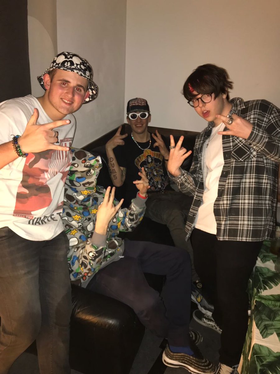 DerEchteCookie's tweet photo. @moneyboyGUDG @YoungHustensaft @SonixBeats @lilarthurius   - beste Brille https://t.co/V0BWQT2Plu