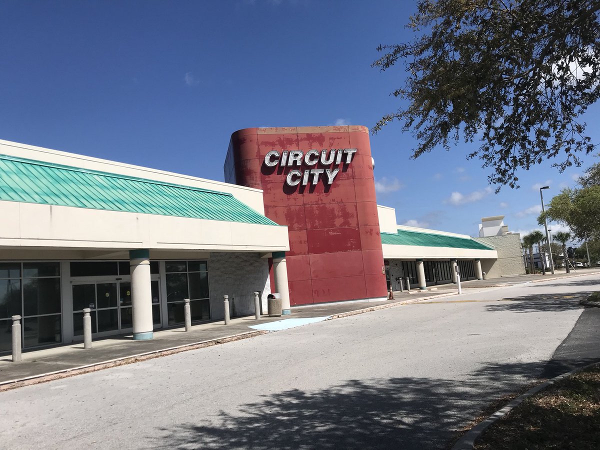 thehannahperez's tweet photo. Wow, I hadnβt seen one of these in ages ...until today. Abandoned, of course. Who remembers these? #CircuitCity #electronicsretailer #GoneButNotForgotten https://t.co/2yMeI0jpbZ