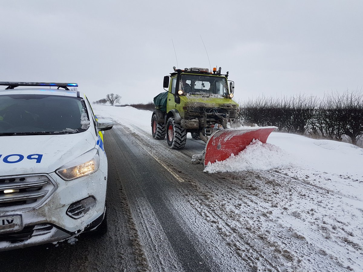 Mr Morris assisting for hours on the A17. A15 areas.. 
True hero's sometimes drive a big toy.    @FCR_Lincs