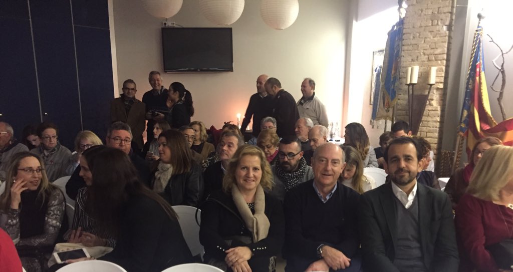 popularesVLC's tweet photo. .@alfonsonovovlc @AlbertoMen2011 y M. Àngels Ramón-Llin asisten a la entrega de los “Premis Herois Fallers 2018” de la @FMaestroGozalbo. Enhorabuena a los premiados por su esfuerzo y dedicación por las Fallas #MG44 #falles18 #Fallas18 https://t.co/sSz4AOdQ0m