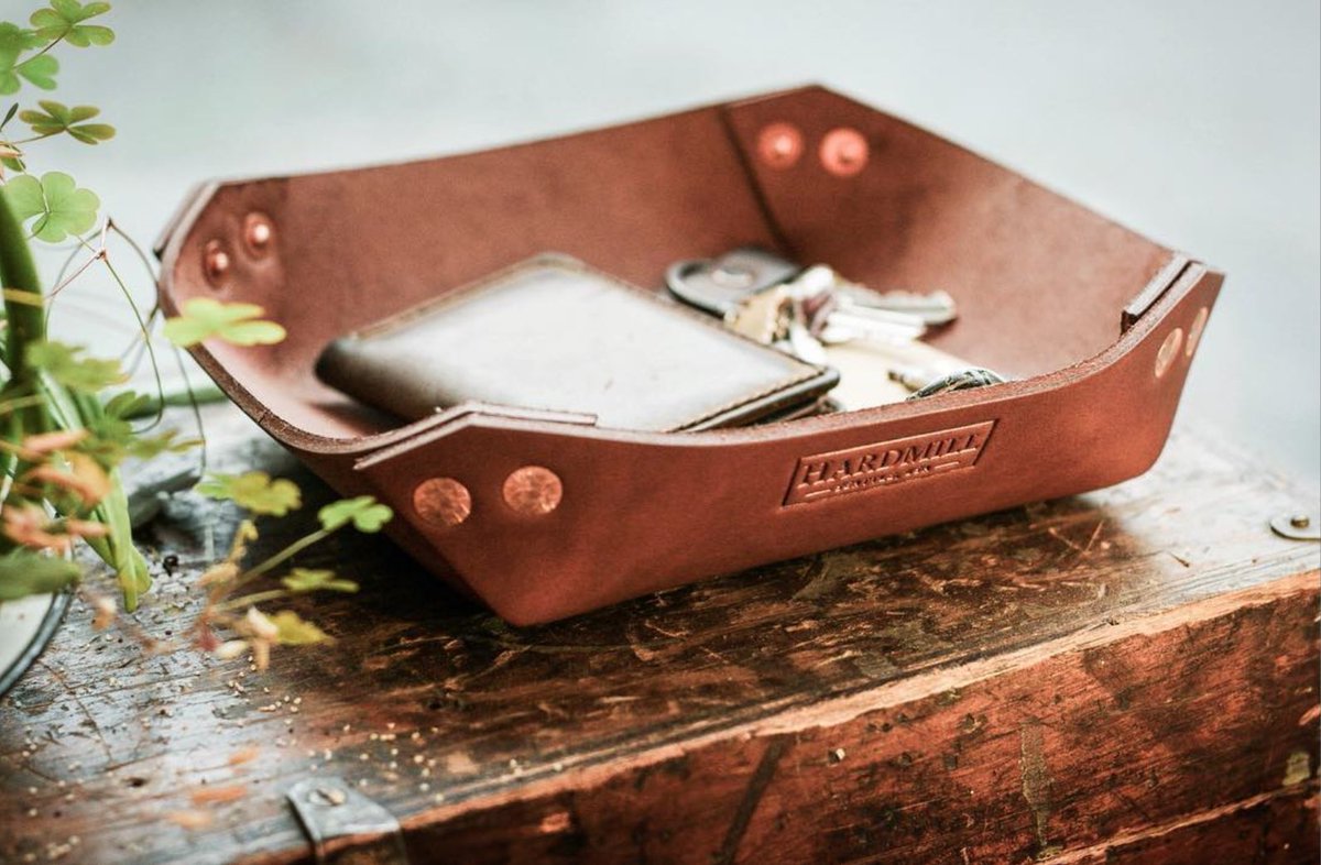 HardmillUSA's tweet photo. Our leather valet tray is now available on our website! Built from thick bridle leather and copper rivets, this is a sure way to class up the top of any dresser. #valettray #leathertray #leathergoods #madeinusa #hardmill https://t.co/f6jkjaNUa5