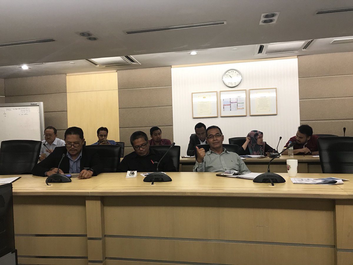 ECERJKR's tweet photo. Terima kasih @komunikasi_jkr atas ilmu yg dikongsikan mengenai Tweeter kpd pegawai2 @CawJalanJKR 

#ProudToBeJKR 
#TogetherWeDeliver 

@JKRMalaysia 
@HasmiJkr 
@AdananSukriMusa https://t.co/XPnvNkRT6F