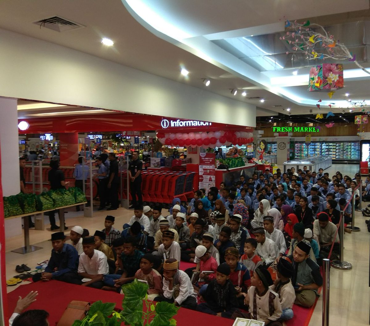 Transmart_IND's tweet photo. 2. Seremoni pembukaan #TransmartCarrefourKupang diawali dengan doa bersama CEO PT Trans Retail Indonesia, Bapak Shafie Shamsuddin, staff & management serta adik-adik yayasan wilayah #Kupang. #OpeningTransmart https://t.co/CjroKE2mhz