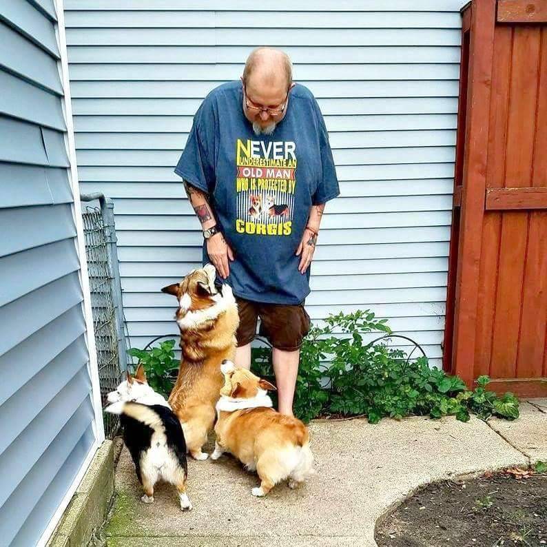 GordonFetcher's tweet photo. This man is me, if I owned better t-shirts. 

#ThrowbackThursday #OldMan #dogsoftwitter #corgisofinstagram #fluffy #tshirt #swag #corgi #stumpylegs #bewareofcorgis https://t.co/uHsPHabq3m