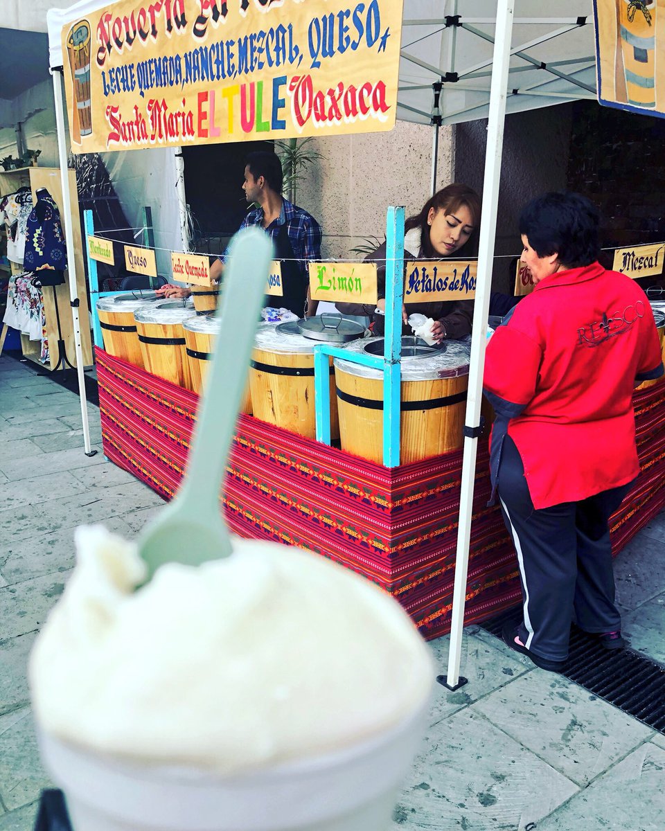betsyhidalgo's tweet photo. Tentada a comprarle el bote de nieve al señor #SaborQueso  #deli 👌 https://t.co/kOEIo51WQe