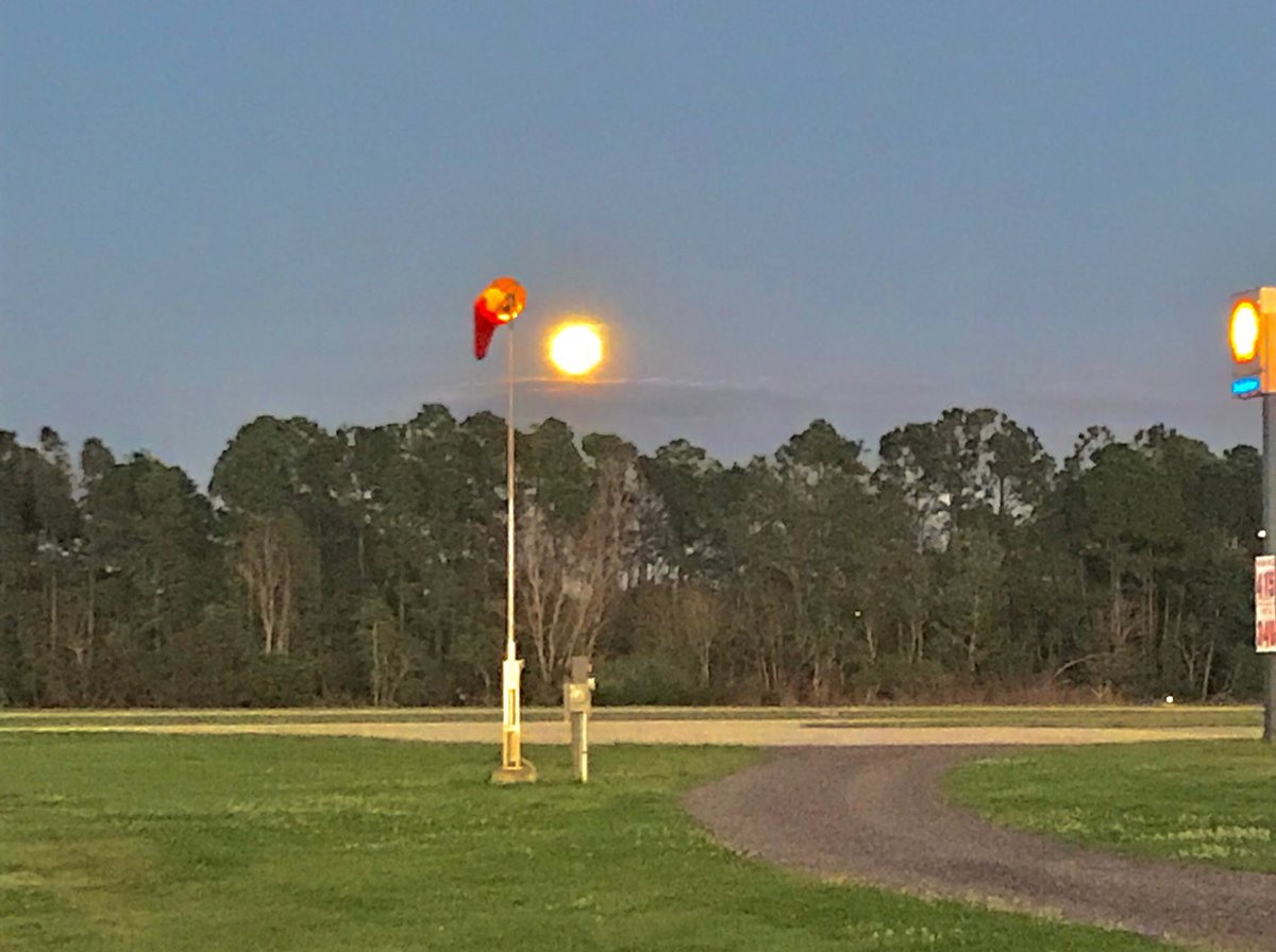 AAadsb's tweet photo. Moon rise @massey  ranch Airpark @x50 https://t.co/2O1R7C1gLE