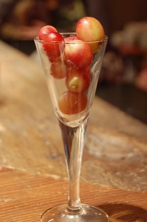 KumaKnives's tweet photo. TIP OF THE DAY!
——
Ice cubes tend to water down your drink and cocktails. Use frozen grapes instead.
#cocktail #drink #grapes #icecubes #tip #cocktails #diy #drinks #drinkhack https://t.co/MtLhXK7bdG