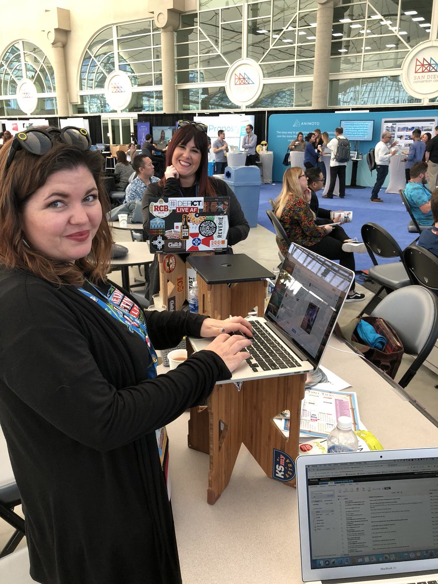 Having a little #fomo - need me an #xstand <a href="/getxstand/">X-Stand™</a> . The <a href="/SMExaminer/">Social Media Examiner</a> team is rockin them #SMMW18 <a href="/jencoleICT/">Jen Cole</a> @SocialJewelsICT
