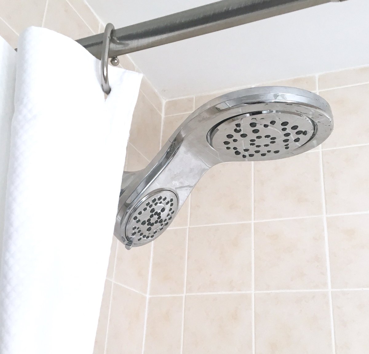 HarlowThistle's tweet photo. Sometimes my shower feels like a day at the spa (even if there are little voices on the other side of the door). Check out the blog for 3 ways to create a spa-like shower experience at home. @DeltaFaucetCAN #hydrorain #partner https://t.co/ZevRVY8515 https://t.co/VgrrjxiKii