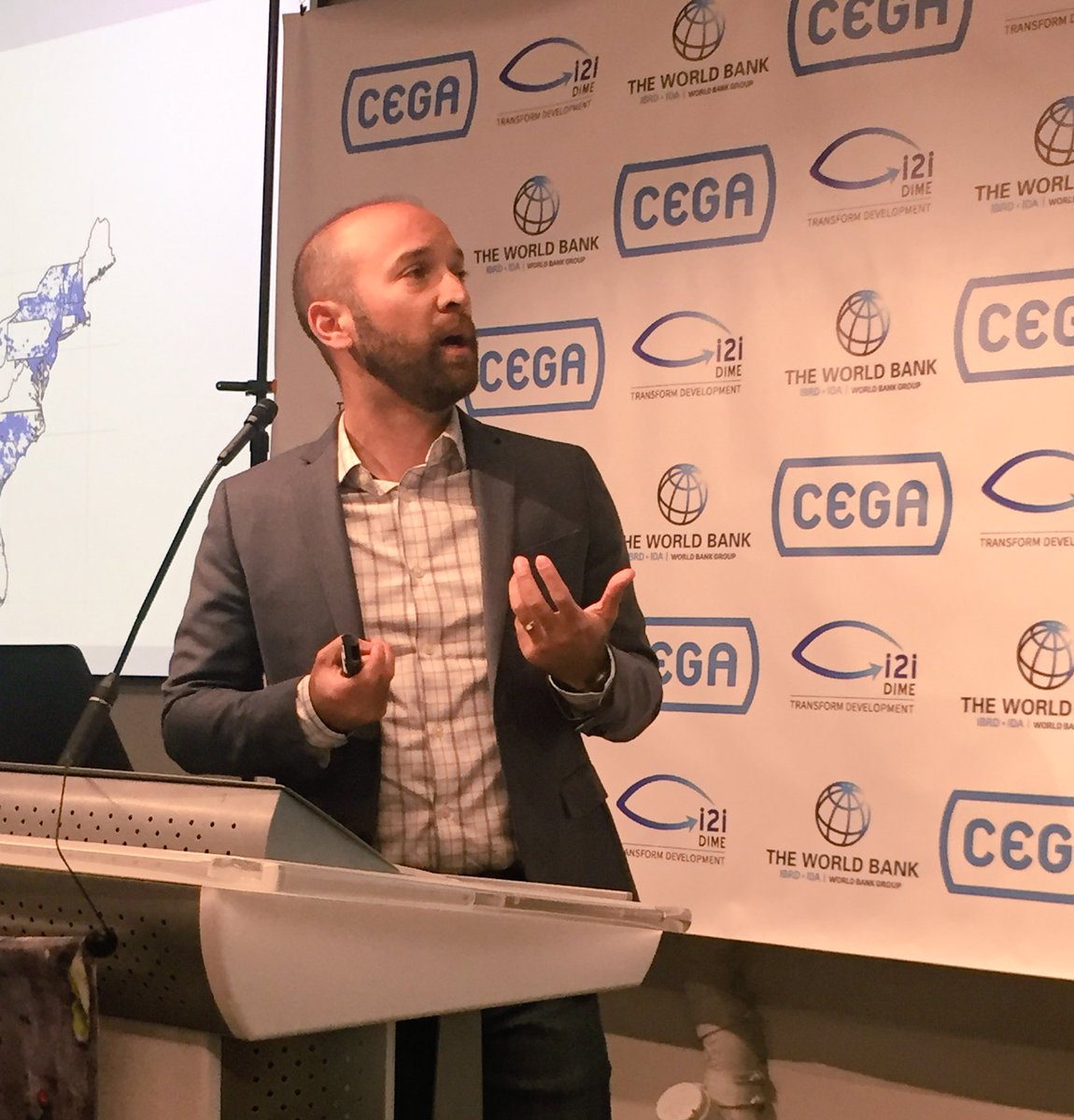 freedombeale's tweet photo. .@CEGA_UC affiliate @solhsiang explains how his team uses #NeuralNetworks to try to predict housing prices using #remotesensing. #SmartDev2018 https://t.co/Ruegctw9A2