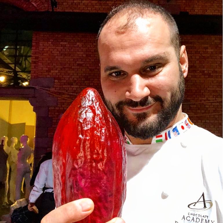 ComaschiDavide's tweet image. Eccolo finalmente! Il quarto tipo di cioccolato, #RubyRB1 di #Callebaut, è stato presentato al @salonchocolat!