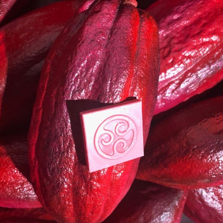 ComaschiDavide's tweet image. Eccolo finalmente! Il quarto tipo di cioccolato, #RubyRB1 di #Callebaut, è stato presentato al @salonchocolat!