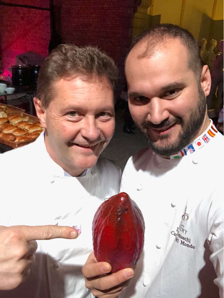 ComaschiDavide's tweet image. Eccolo finalmente! Il quarto tipo di cioccolato, #RubyRB1 di #Callebaut, è stato presentato al @salonchocolat!