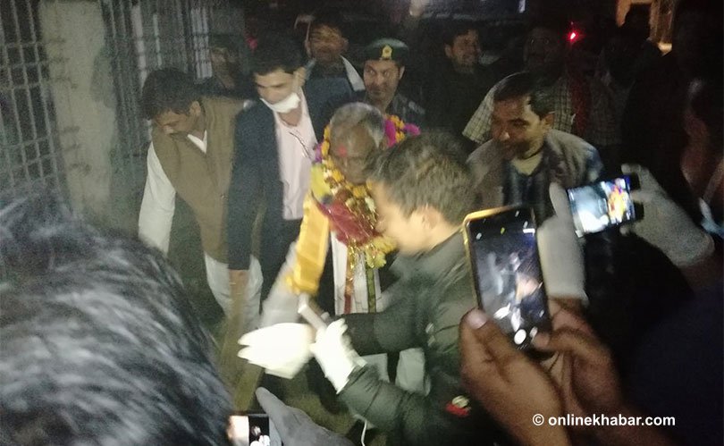 samacharsar's tweet photo. प्रदेश २ मा मुख्यमन्त्रीपछि झाडू लगाउने पालो मन्त्रीको, मध्यरातमै निस्किए सडकमा https://t.co/Km2TwtjoXL https://t.co/usqKeU4a4q