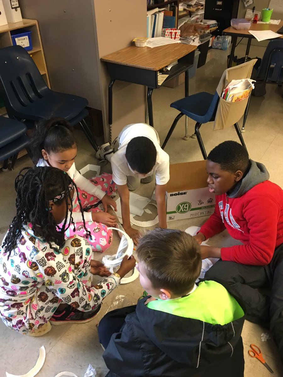MinickCindy's tweet photo. Fun day of teaching! #careerlessons #STEM #studentengagement @SandersES1 https://t.co/qEQbHo4GVk