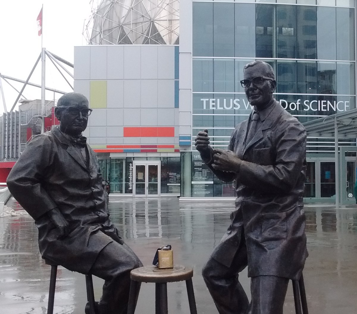 FredsCowbell's tweet photo. Never too busy to stop and chat with a couple of fans haha!! #Vancouver #ScienceWorld #FindFredsCowbell #CowbellsForScience #WhoAreTheseGuysSeriously @scienceworldca https://t.co/rzC3aQg46v