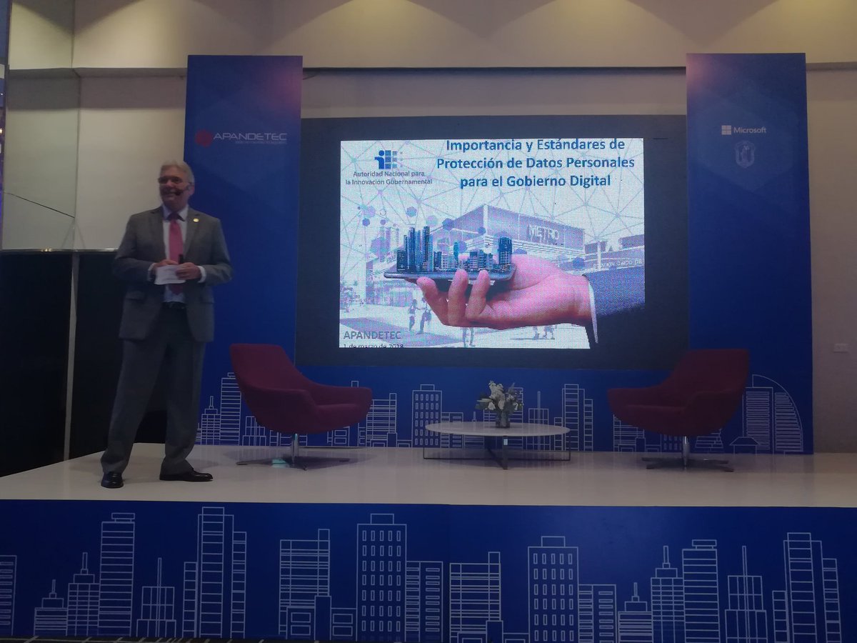 yoselinvos's tweet photo. El ingeniero Halman inicia su conferencia en el #ForoApandetec #15añosApandetec @apandetec @iahalman @InnovacionPma https://t.co/nbMljXRzme